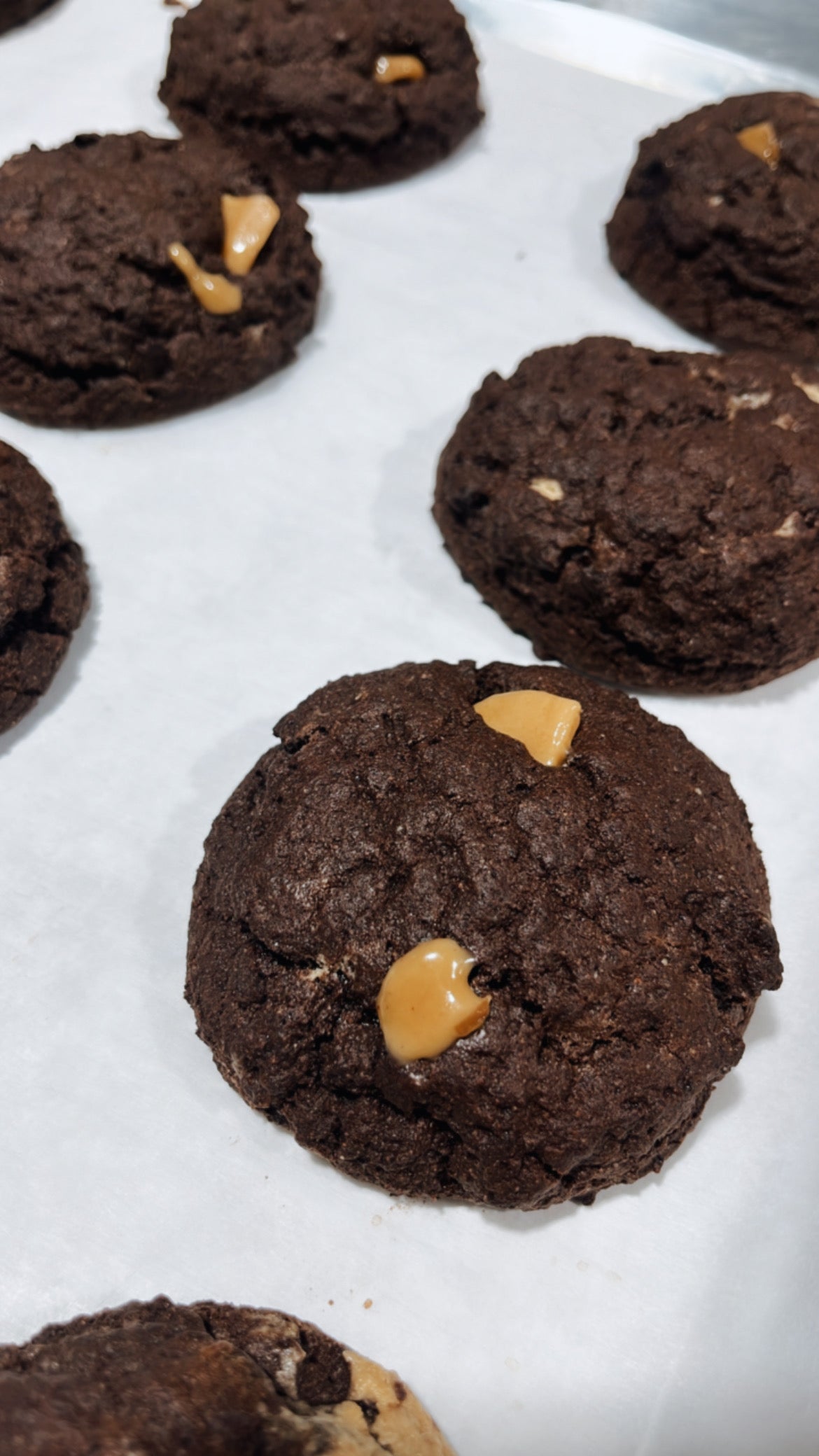 Biscuits double chocolat & brisures de caramel salé maison - Boîte de 6