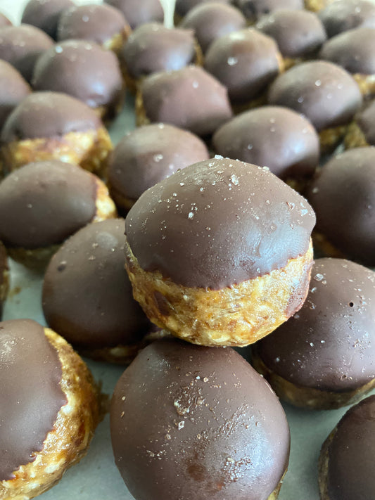 Boules croustillantes au riz soufflé à saveur de caramel salé - Boîte de 10